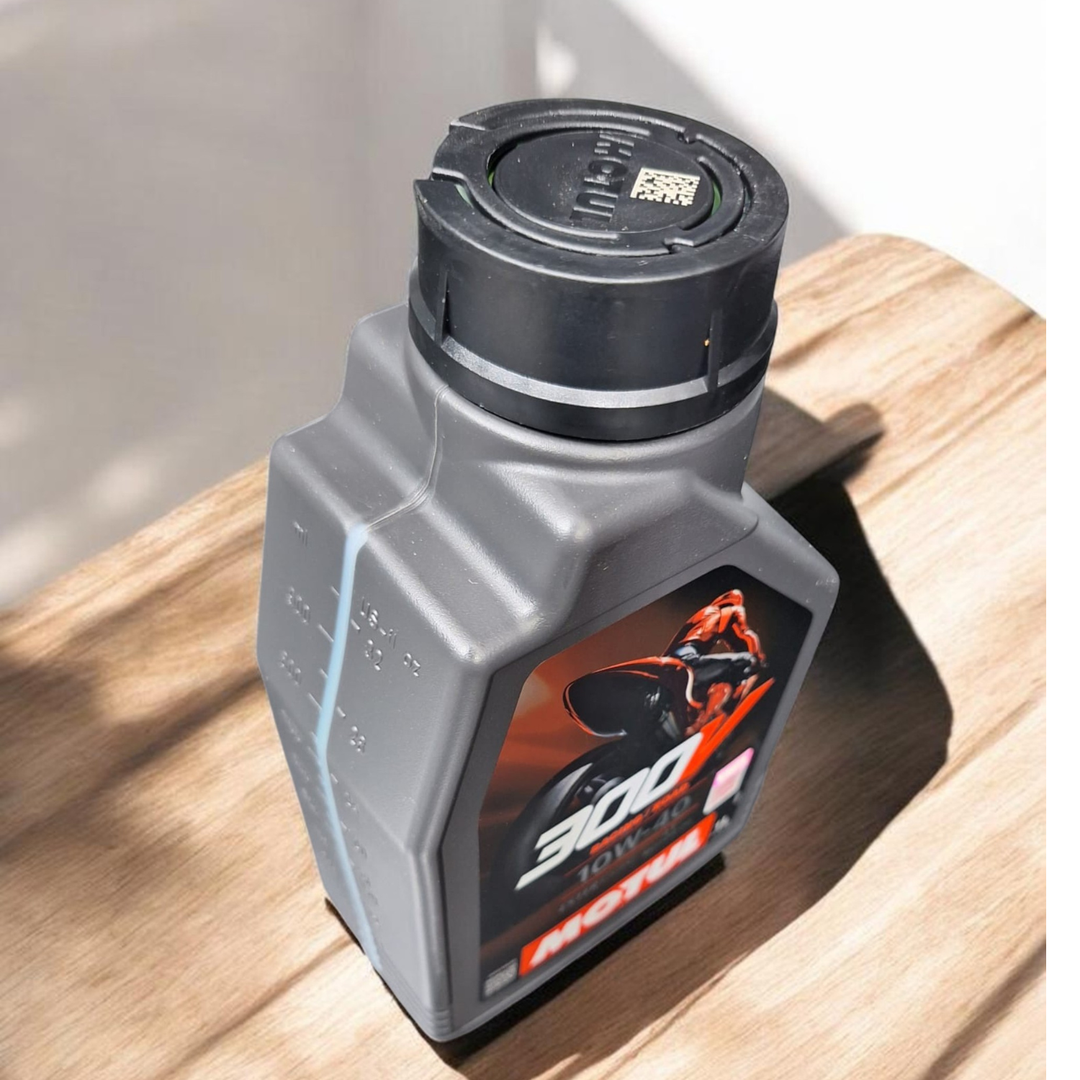 Motul 300V 10W40 fast flowing motor oil 1L