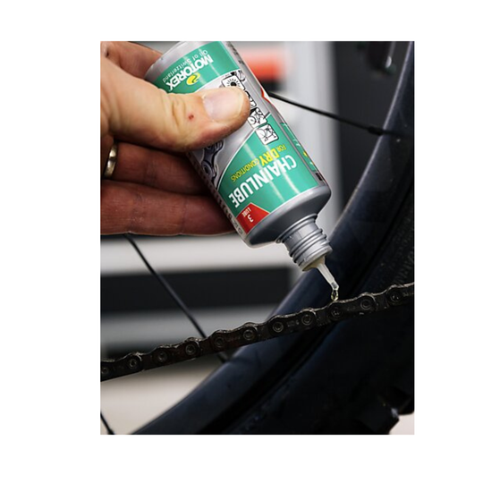 Chain Lubricant protects from dirt
