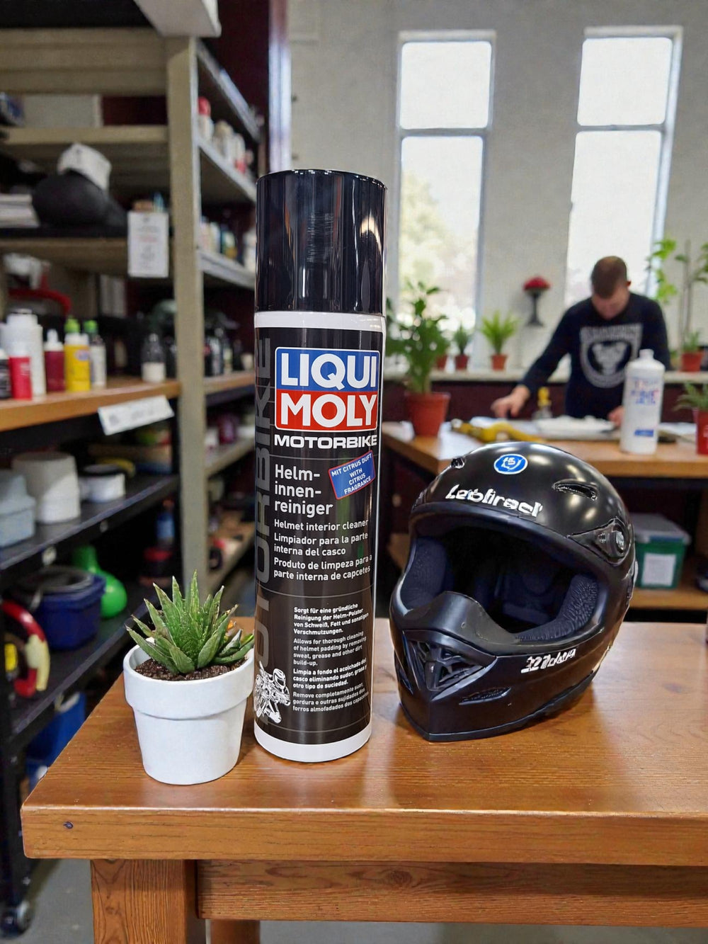 Helmet Spray removes smell