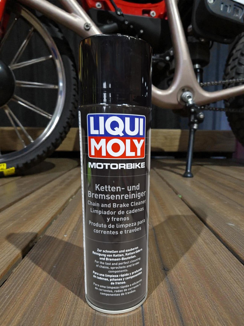 Spray for cleaning bike chain 