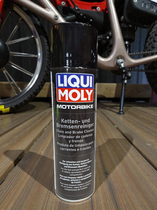 Spray for cleaning bike chain 
