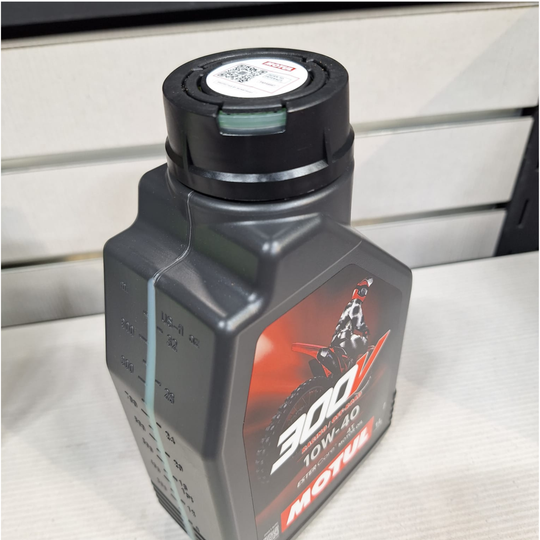300V 10W40 High performance lubricating motor oil 1L
